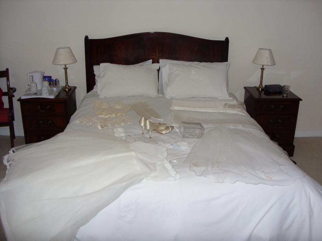 Rounceval House Hotel Чипинг Содбъри Екстериор снимка