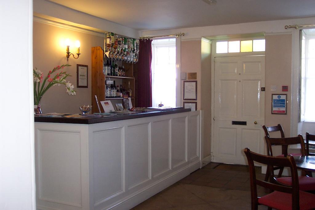 Rounceval House Hotel Чипинг Содбъри Екстериор снимка