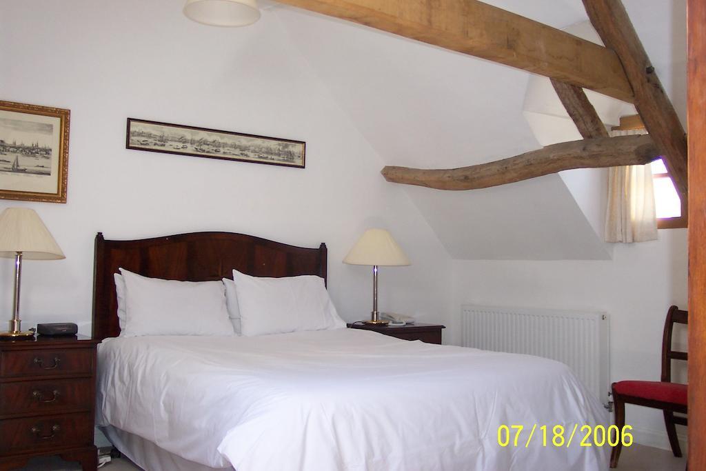 Rounceval House Hotel Чипинг Содбъри Екстериор снимка