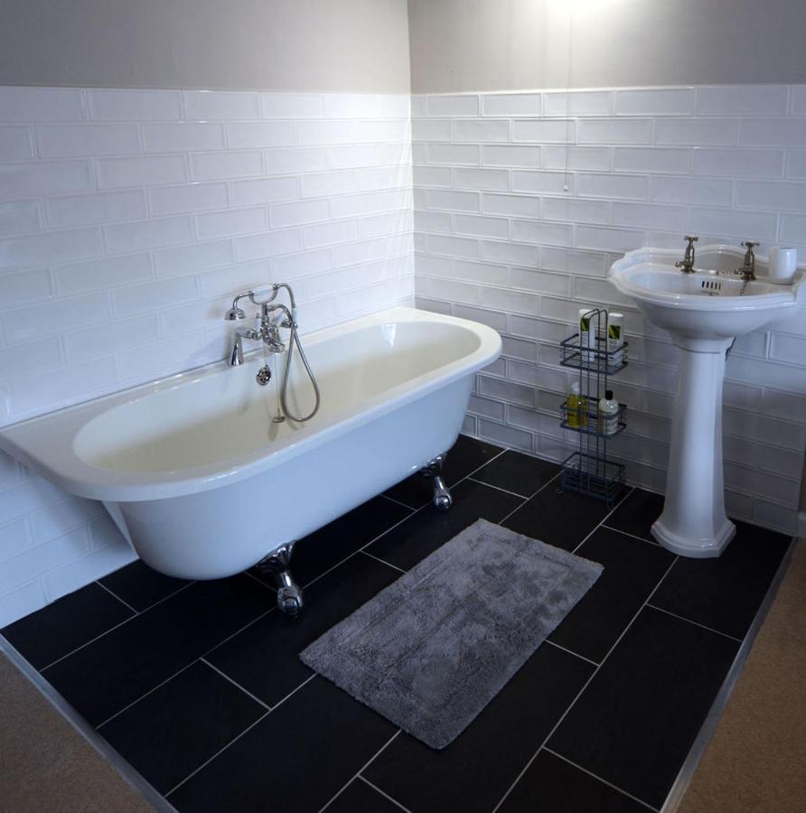 Rounceval House Hotel Чипинг Содбъри Екстериор снимка